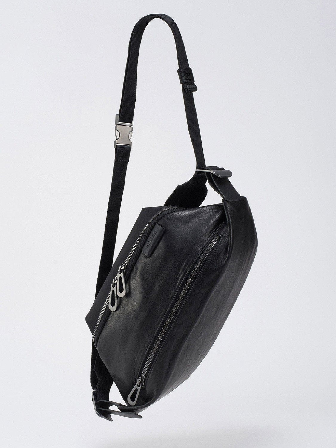 Isarau M Alias Leather Black