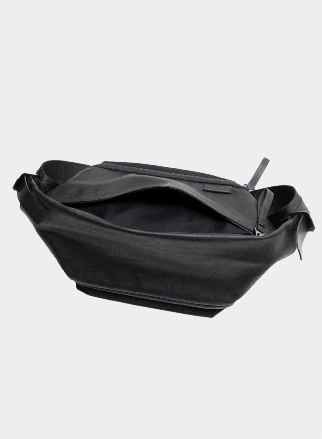 Isarau M Alias Leather Black