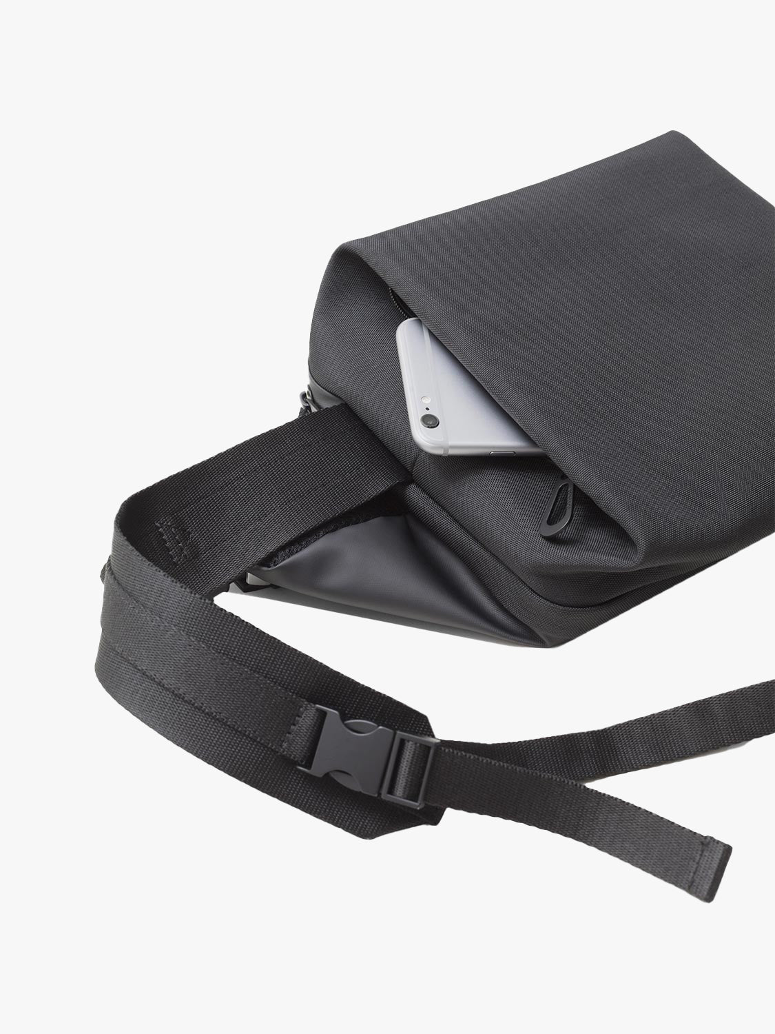 Isarau M Obsidian Black