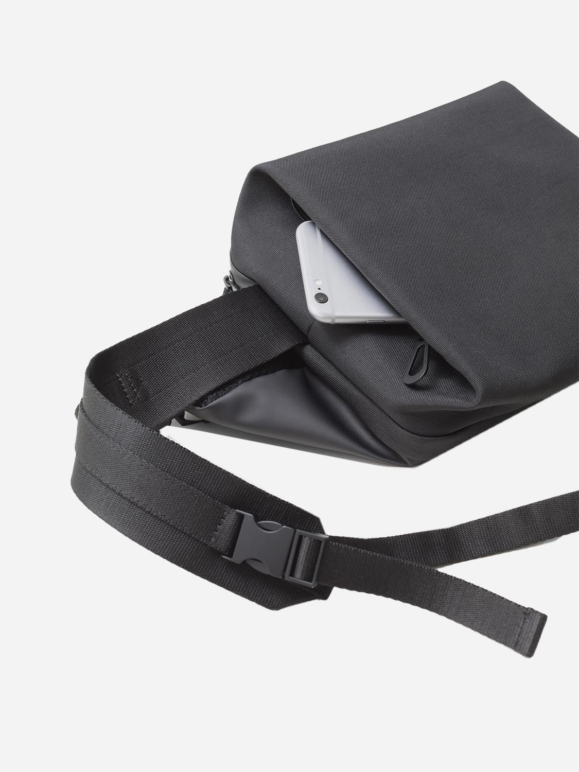 Isarau M Obsidian Black